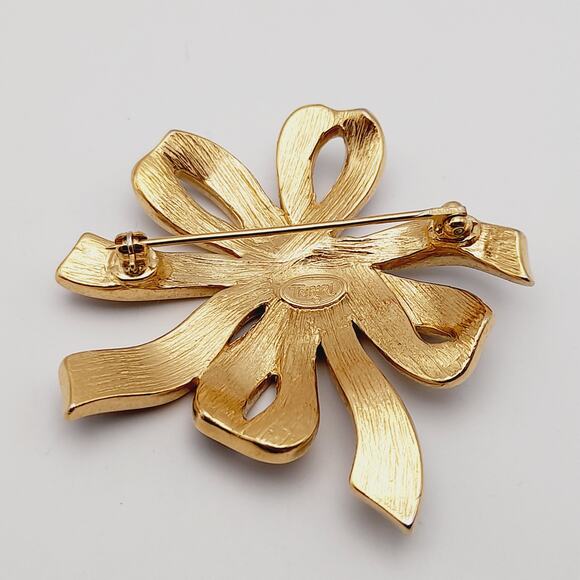 Vintage Trifari Black Enamel Ribbon Brooch; Gold Plated Designer Costume Jewelry - Picture 4 of 8